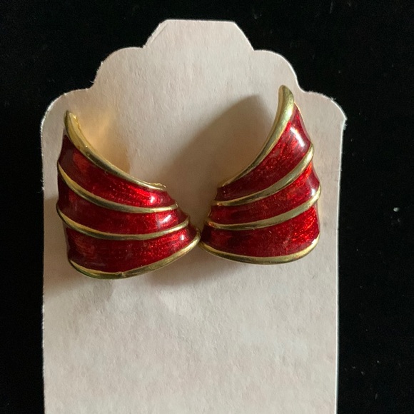 Vintage Red and gold tone 1” wing like enamel pierced earrings - Picture 1 of 4